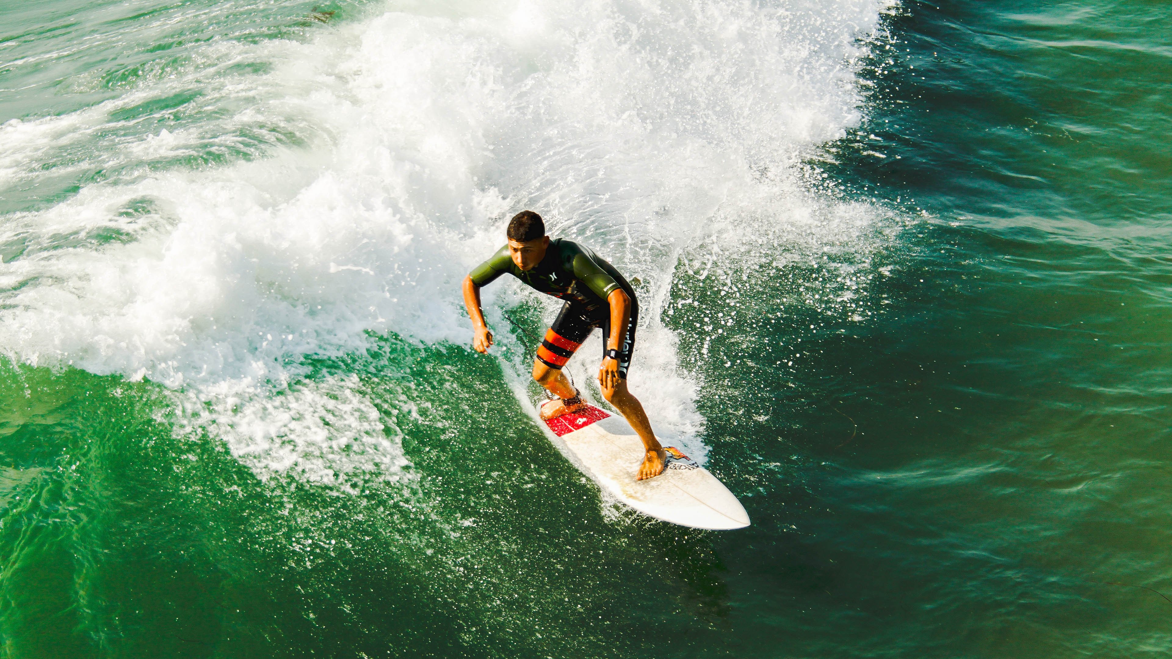 英超激战再燃，精彩进球与关键扑救交替上演，英超最新进球集锦